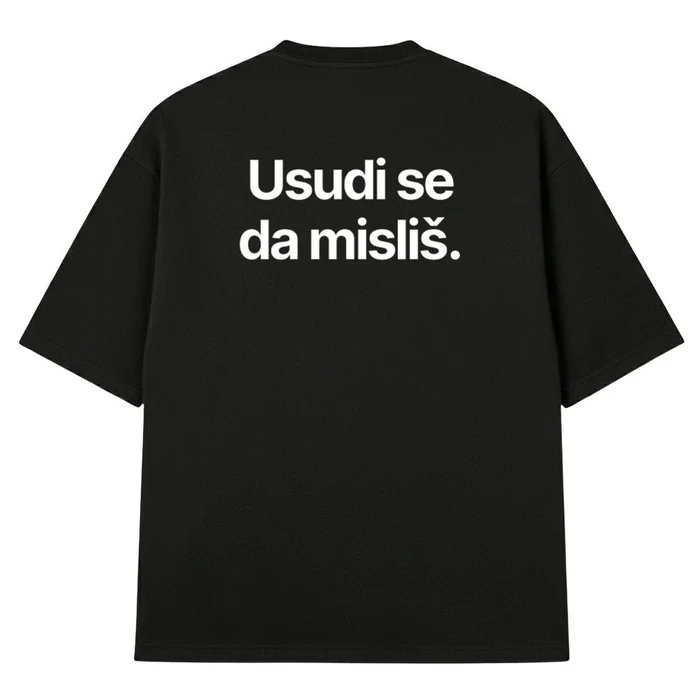 Crna oversize majica, na leđima bela rečenica „Usudi se da misliš.“